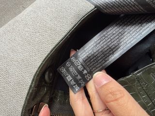 Pantalón flare efecto piel Mango