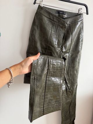 Pantalón flare efecto piel Mango