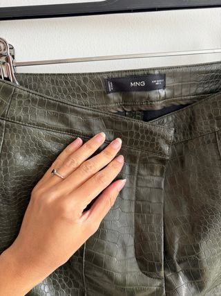 Pantalón flare efecto piel Mango