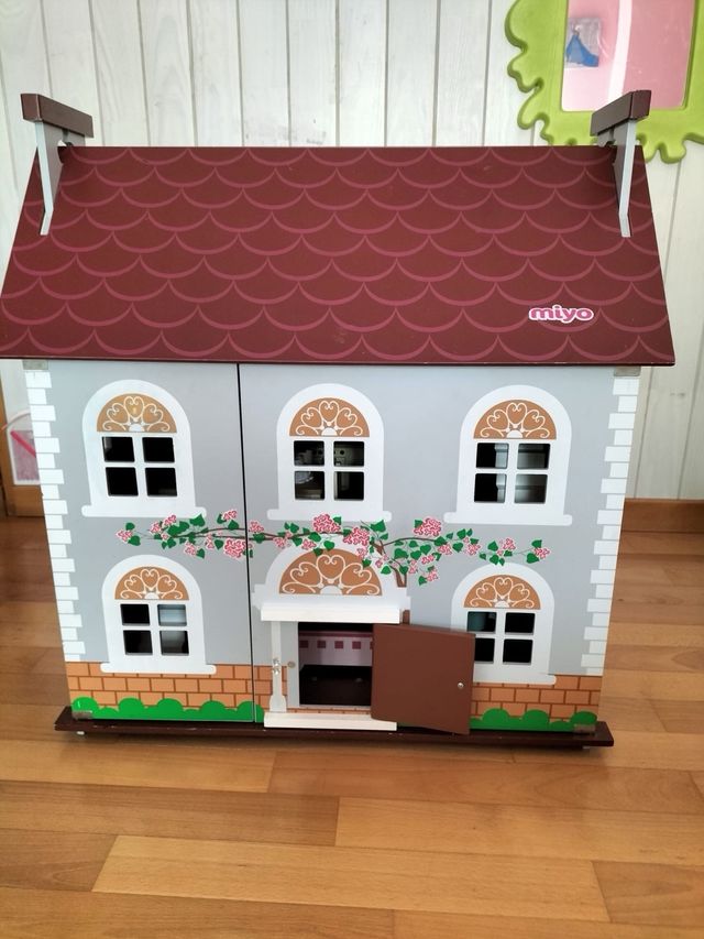 Casa de muñecas Miyo con mobiliario