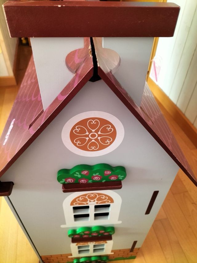 Casa de muñecas Miyo con mobiliario