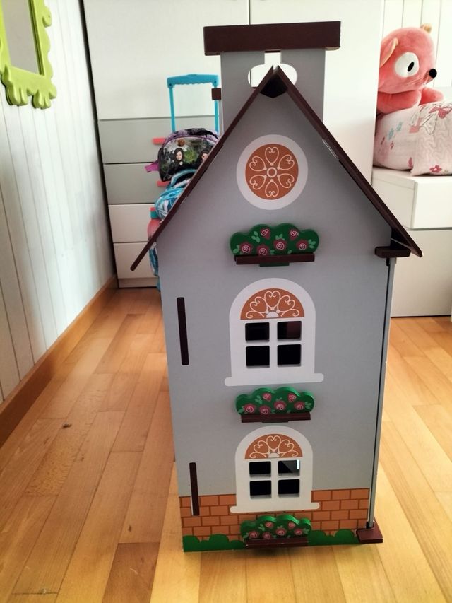 Casa de muñecas Miyo con mobiliario