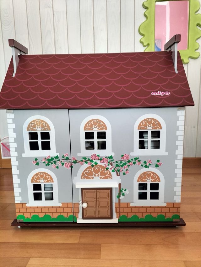 Casa de muñecas Miyo con mobiliario