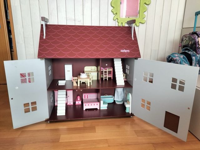 Casa de muñecas Miyo con mobiliario