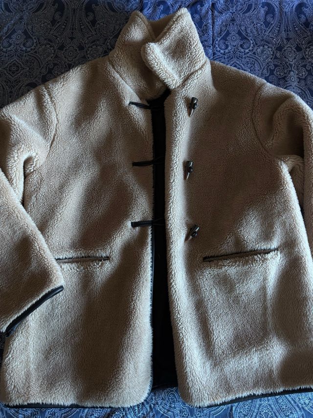 Abrigo beige con botones de madera