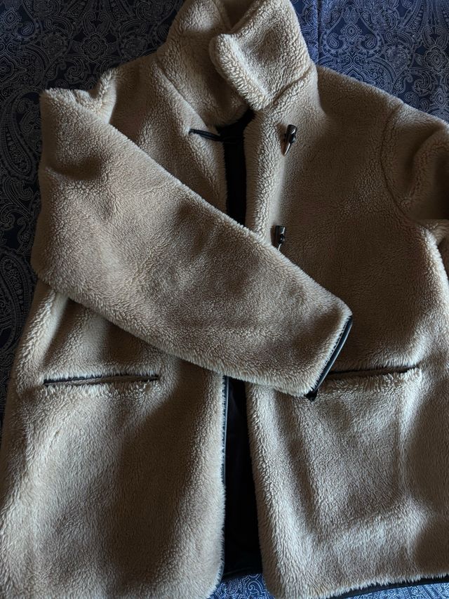 Abrigo beige con botones de madera