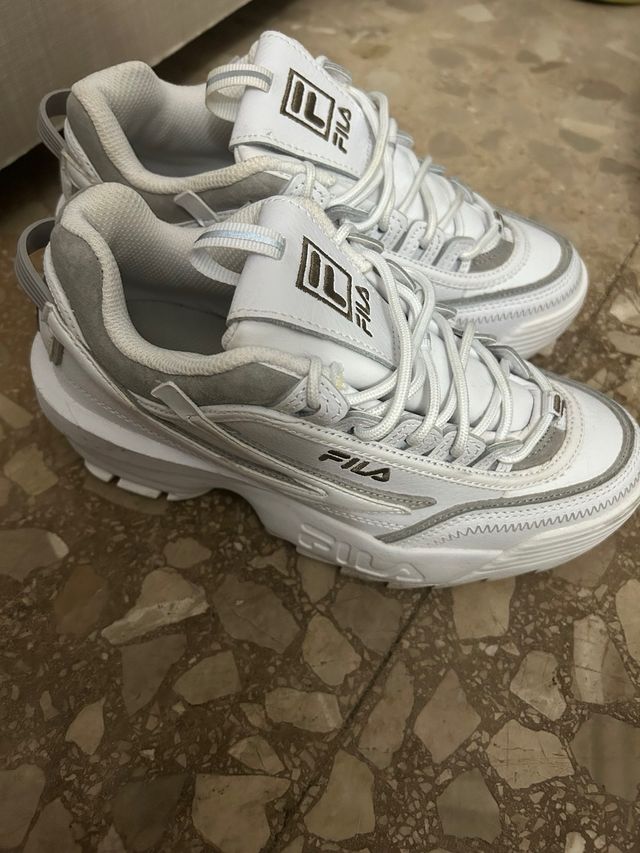 Zapatillas Fila Blancas y Grises