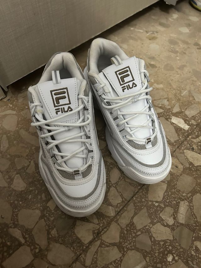 Zapatillas Fila Blancas y Grises