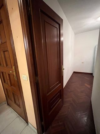 Puerta de madera oscura