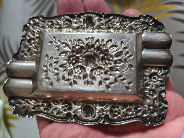Cenicero antico in argento floreale con marchio stella
