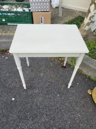 Mesa auxiliar de madera color arena