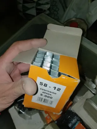 Tornillos y tuercas dorados