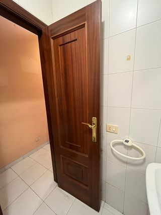 Puerta de madera oscura