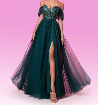 Vestido de fiesta verde con abertura