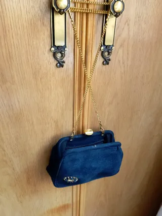Bolso de fiesta negro con cadena dorada
