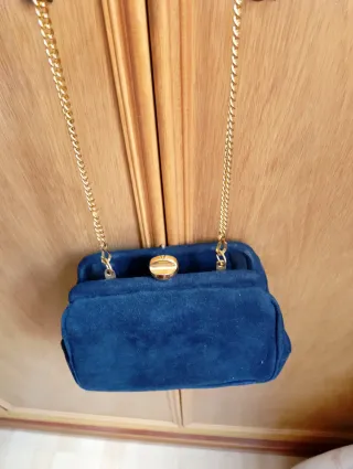 Bolso de fiesta negro con cadena dorada