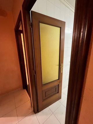Puerta de madera con cristal