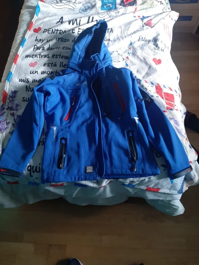 Chaqueta azul con capucha