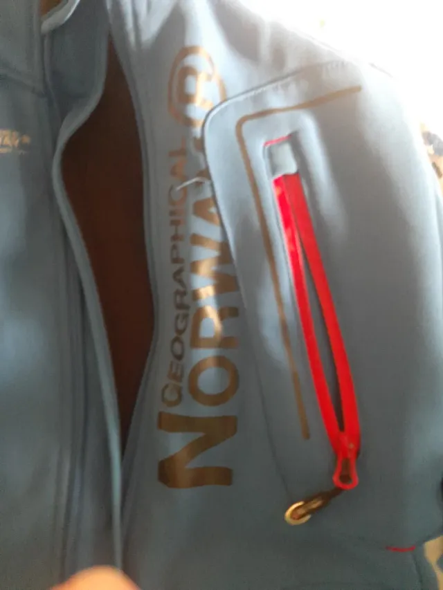 Chaqueta azul con capucha