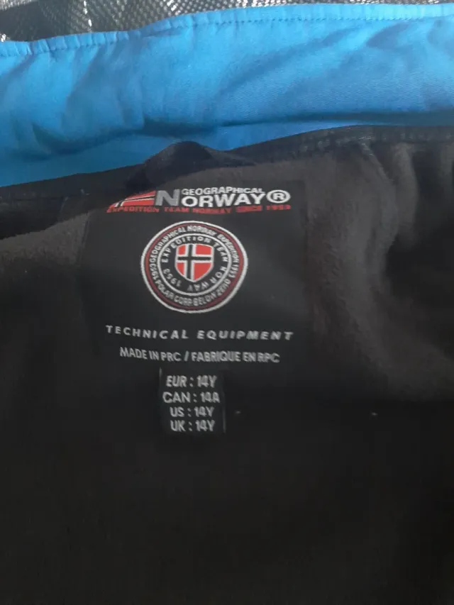 Chaqueta azul con capucha