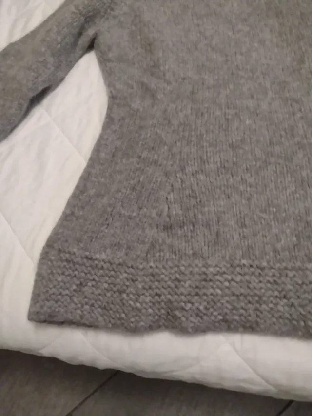 Maglione di angora fatto a mano grigio