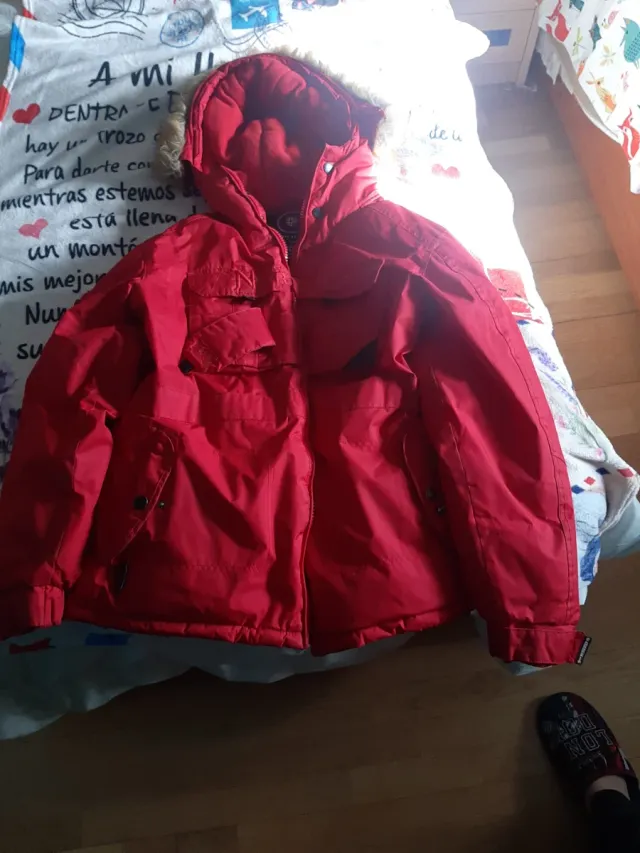 Chaqueta roja con capucha