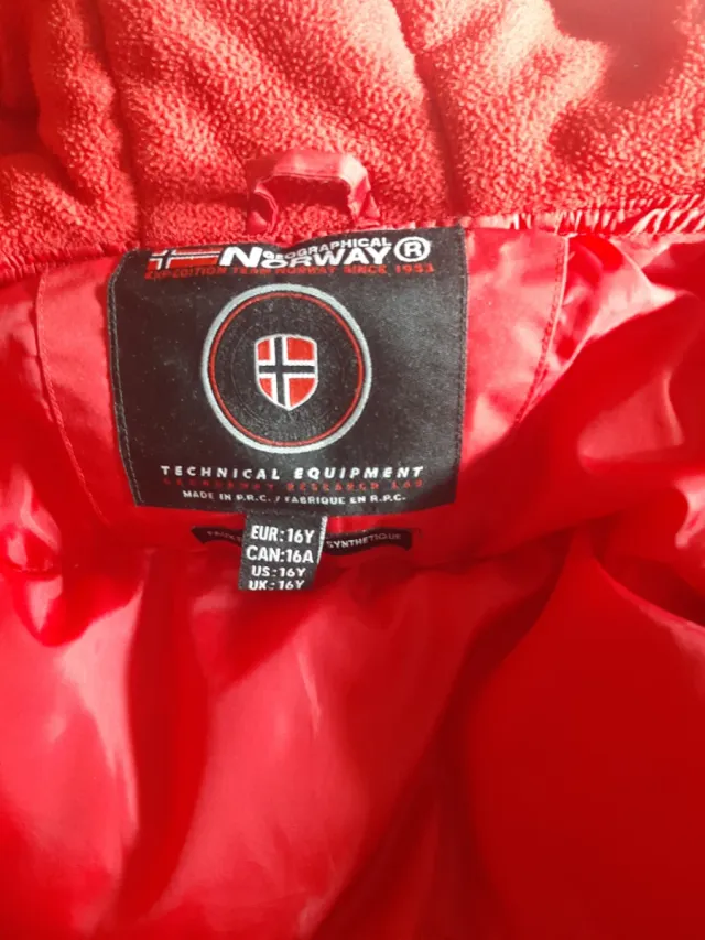 Chaqueta roja con capucha