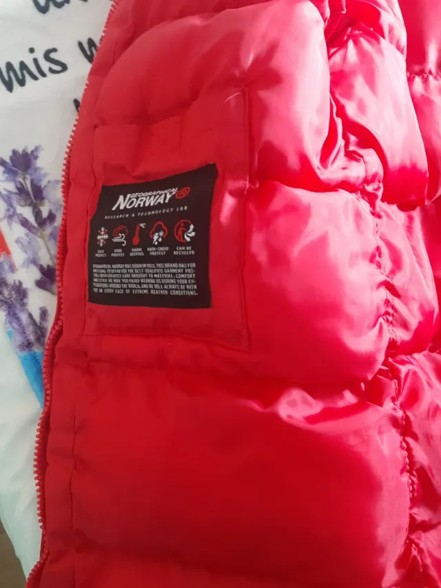 Chaqueta roja con capucha