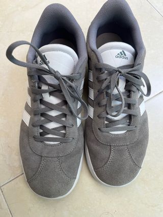 Zapatillas Adidas Grises y Blancas