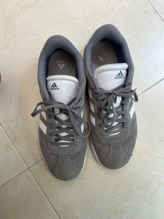 Zapatillas Adidas Grises y Blancas
