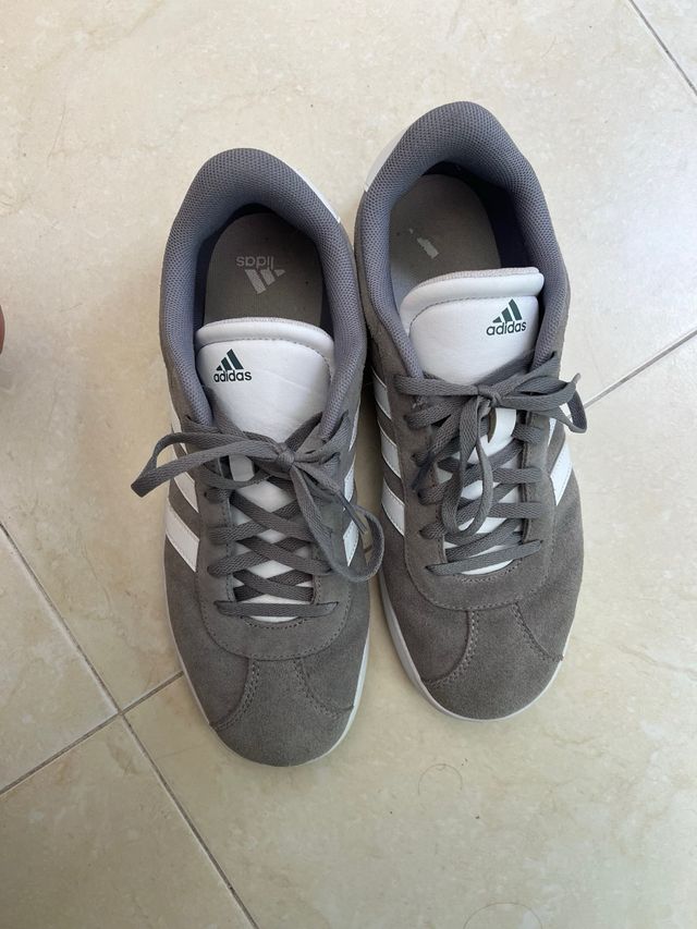Zapatillas Adidas Grises y Blancas