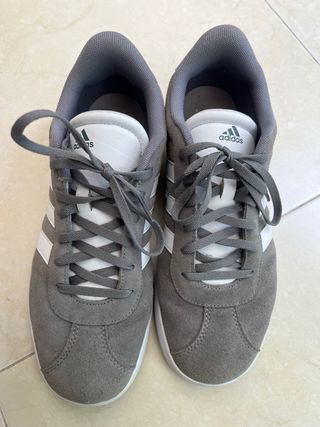 Zapatillas Adidas Grises y Blancas