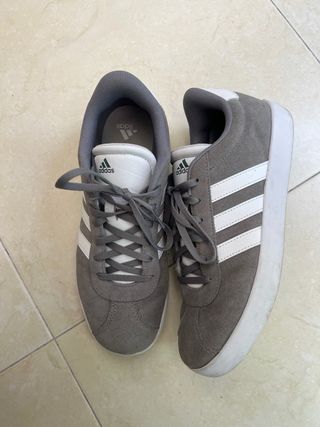 Zapatillas Adidas Grises y Blancas
