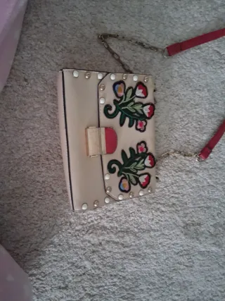 Bolso beige con bordado floral