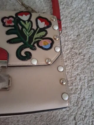 Bolso beige con bordado floral