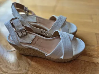 Sandalias cuña beige y blancas