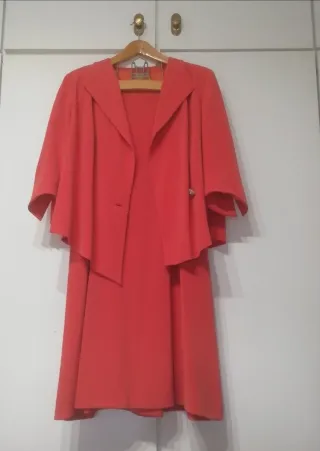Traje chaqueta y falda rojo