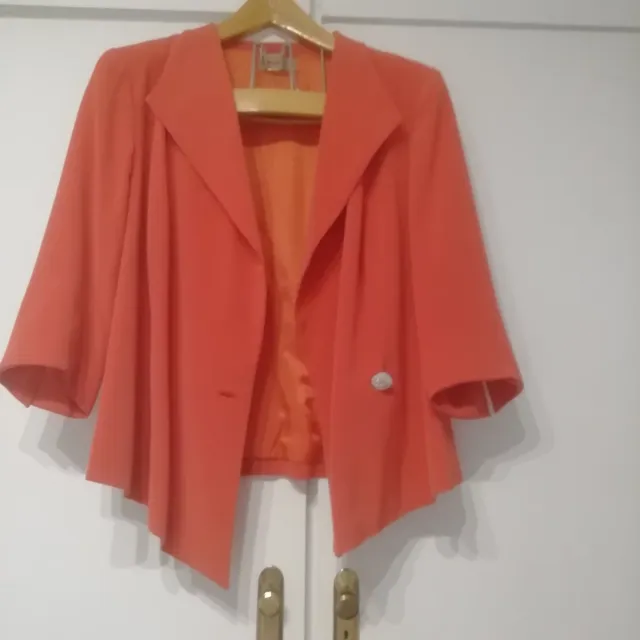 Conjunto de jaqueta e saia vermelha