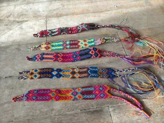 Pulseras de hilos tejidas a mano