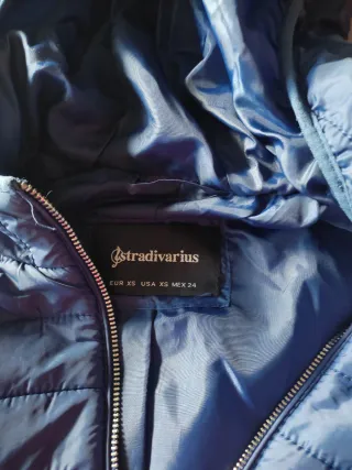 Chubasquero acolchado Stradivarius talla XS.
