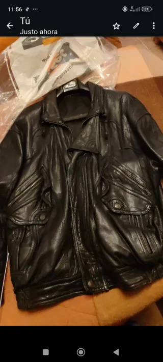 Cazadora de cuero negra