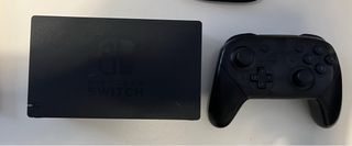 Nintendo Switch con funda, mando Pro y accesorios.