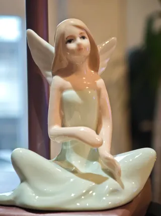 Fatina in ceramica rosa e bianca