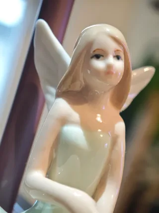 Fatina in ceramica rosa e bianca