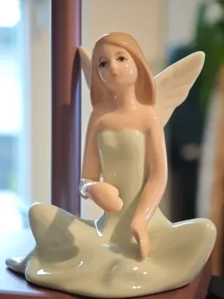 Fatina in ceramica rosa e bianca