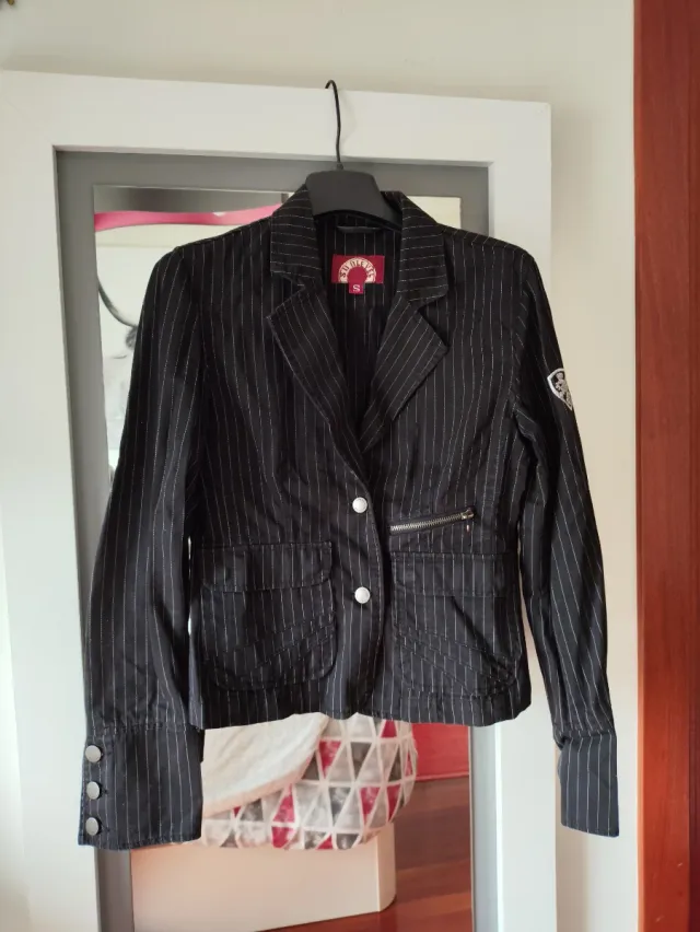 Chaqueta negra talla S rayas