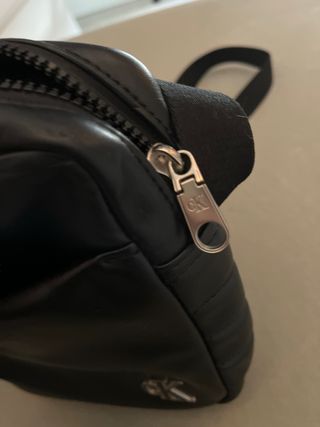 Bolsito Calvin Klein Negro de cuero