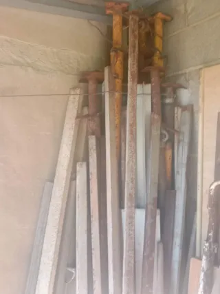 Andamios, puntales y material de construcción