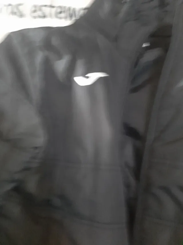 Chaqueta Joma Negra con Capucha