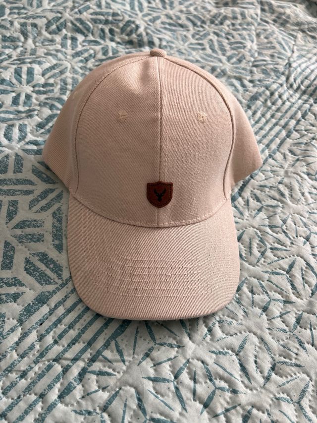 Gorra beige con escudo